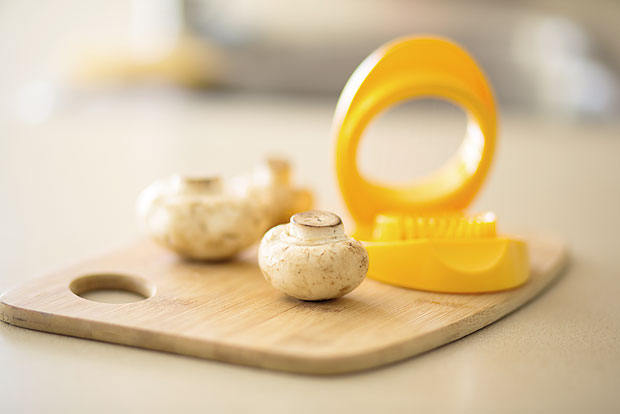 Сецкалицом за јаја изрежите шампињонe